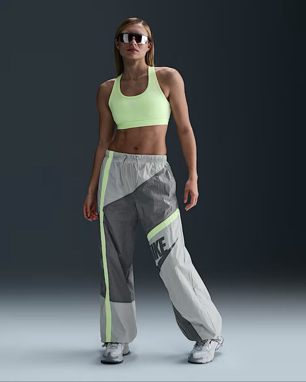 Nike Sportswear
Pants de tejido Woven de tiro medio holgados con dobladillo abierto para mujer "S" *Preorder*