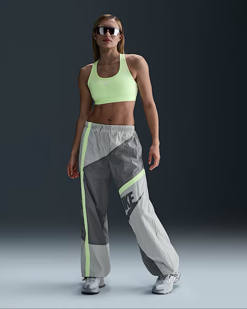 Nike Sportswear
Pants de tejido Woven de tiro medio holgados con dobladillo abierto para mujer "S" *Preorder*